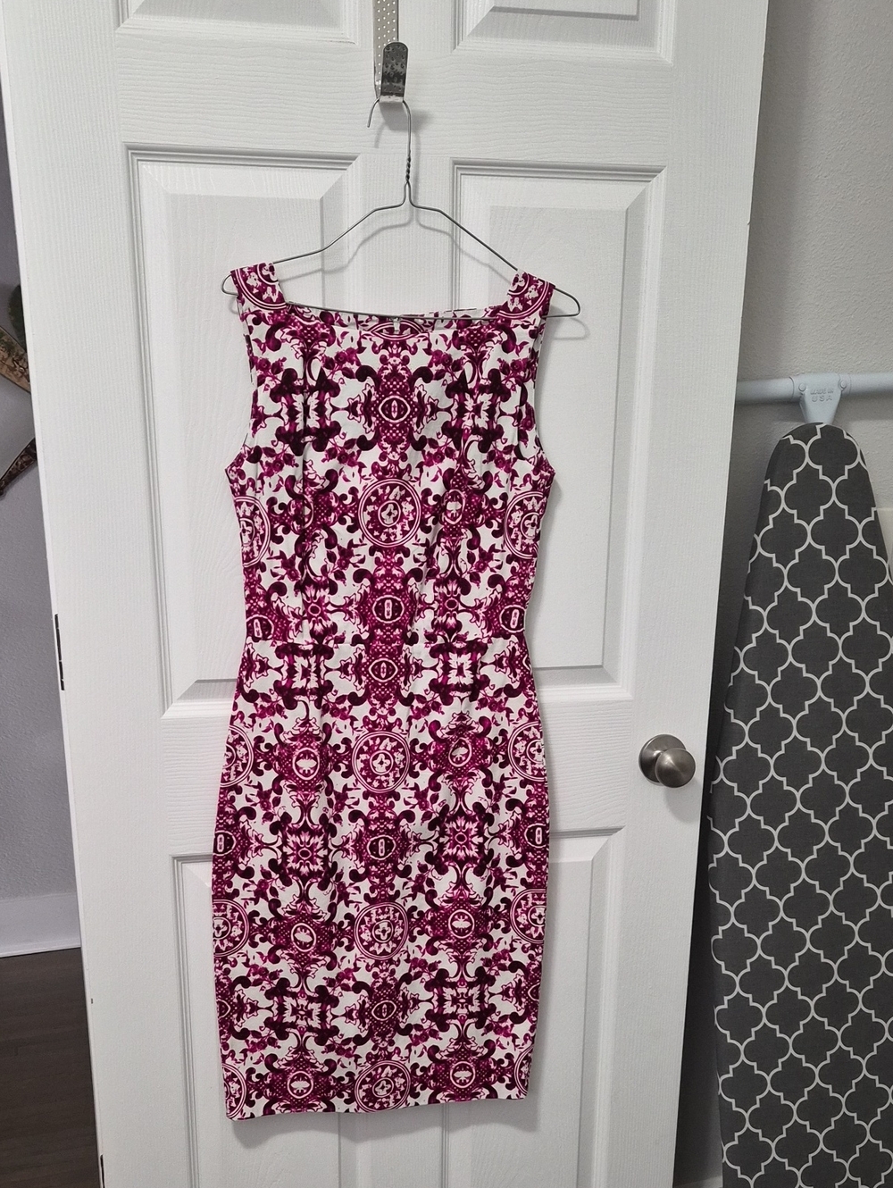 Samantha Sung Sleeveless Fitted Pink & White Printed Sheath Dress